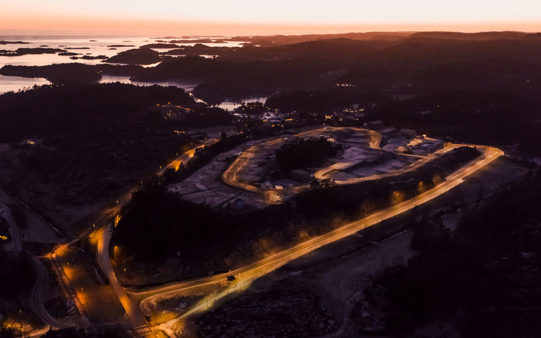 Gatebelysningen er på plass i Norddalsheia